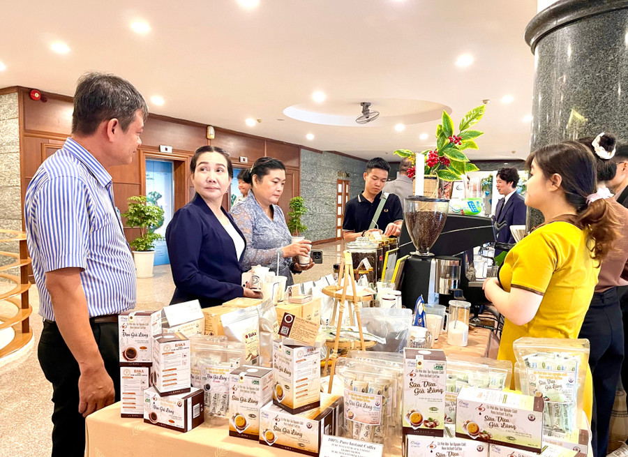 គណៈប្រតិភូទស្សនាតំបន់តាំងពិពណ៌ផលិតផលធម្មតារបស់ខេត្ត។ រូបថត៖ Vu Thao cac-dai-bieu-tham-quan-khu-trung-bay-san-pham-dac-trung-cua-tinh-anh-vu-thao.jpg