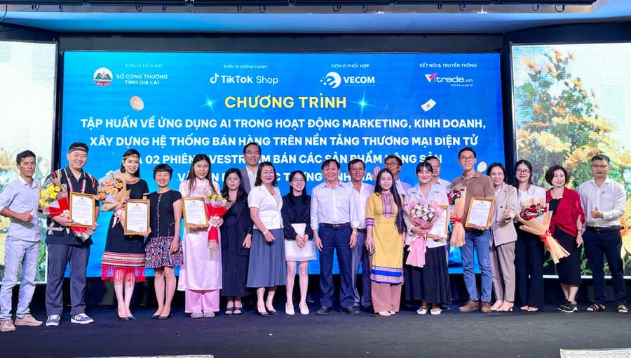 Les programmes de soutien à la formation ont contribué au développement du commerce électronique dans la province. Photo : Vu Thao cac-chuong-trinh-ho-tro-dao-tao-tap-huan-da-gop-phan-dua-tmdt-cua-tinh-phat-trien-anh-vu-thao.jpg