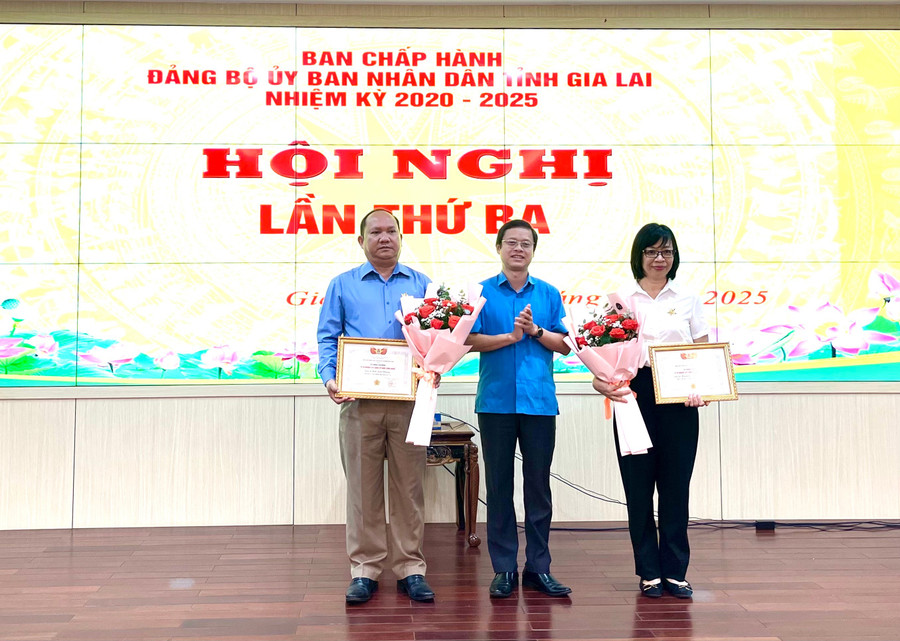 Đồng chí Rah Lan Chung-Phó Bí thư Tỉnh ủy, Chủ tịch UBND tỉnh và đồng chí Nguyễn Thị Thanh Lịch-Tỉnh ủy viên, Phó Chủ tịch UBND tỉnh nhận Kỷ niệm chương. Ảnh: Vũ Thảo trao-knc.jpg