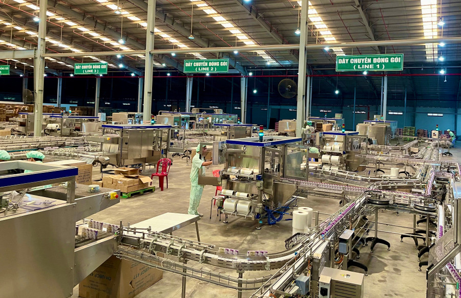 Dây chuyền chế biến sữa hiện đại tại Công ty cổ phần thực phẩm dinh dưỡng Nutifood Cao Nguyên. Ảnh: Vũ Thảo cong-ty-co-phan-thuc-pham-dinh-duong-nutifood-cao-nguyen-dau-tu-day-chuyen-che-bien-sua-hien-dai-anh-vt.jpg