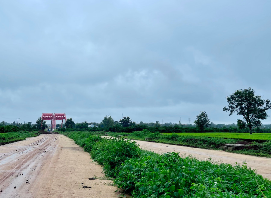 Dự án Đường hành lang kinh tế phía Đông (đường tránh Quốc lộ 19) đoạn qua xã Biển Hồ đang vướng công tác bồi thường, giải phóng mặt bằng. Ảnh: Vũ Thảo anh-vt.jpg