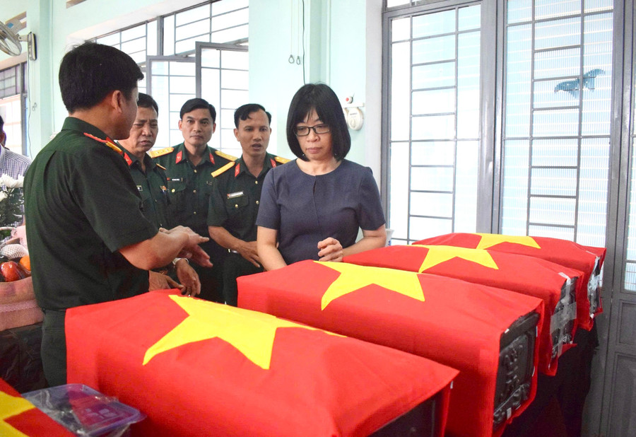 Phó Chủ tịch UBND tỉnh Nguyễn Thị Thanh Lịch cùng đoàn công tác đã kiểm tra công tác tìm kiếm, quy tập hài cốt liệt sĩ tại xã Ia Boòng. Ảnh: Vũ Thảo 4.jpg