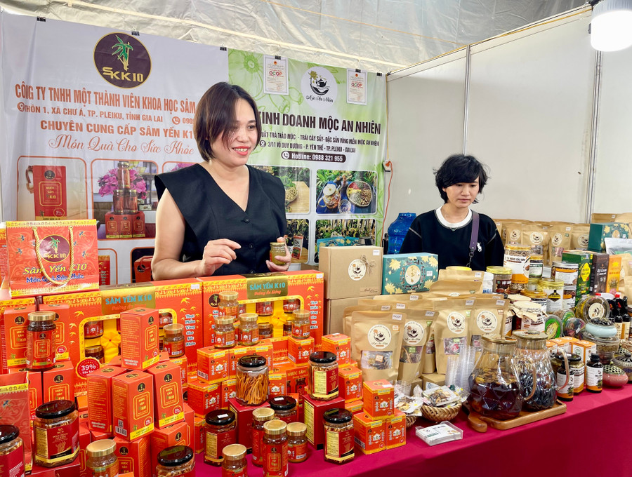Sản phẩm của Công ty TNHH MTV Khoa học Sâm Gia Lai (phường An Phú) sẽ tham gia trưng bày, quảng bá tại tại Hội chợ Mùa Thu 2025. Ảnh: Vũ Thảo san-pham-cua-cong-ty-tnhh-mtv-khoa-hoc-sam-gia-lai-phuong-an-phu-se-tham-gia-trung-bay-quang-ba-tai-tai-hoi-cho-mua-thu-2025-anh-vu-thao.jpg