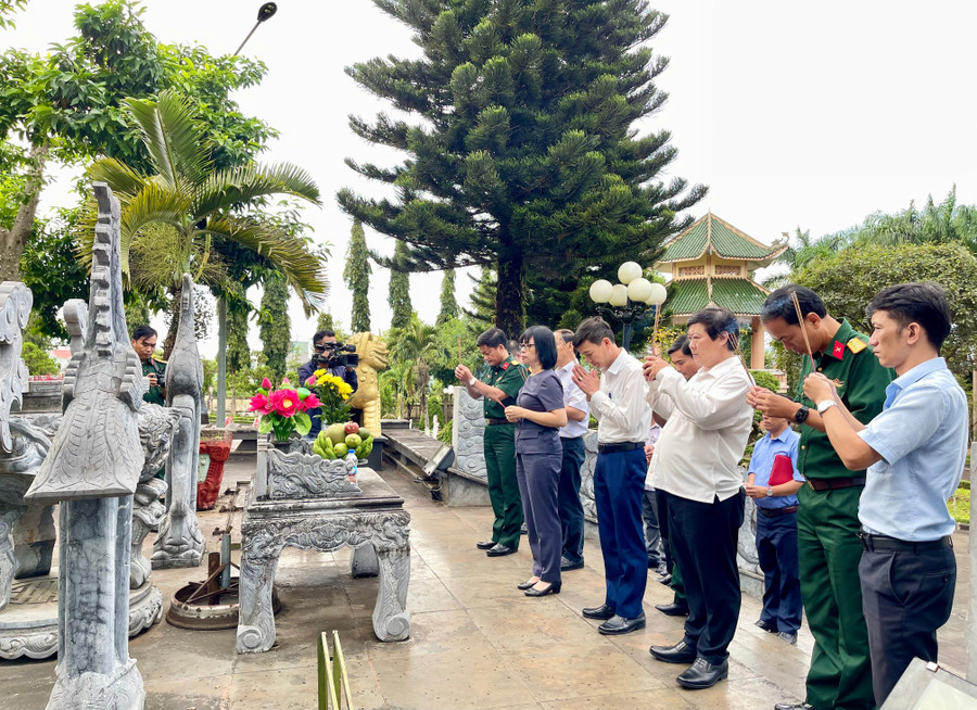 Đoàn công tác dâng hương tại Nghĩa trang Liệt sĩ Chư Prông. Ảnh: Vũ Thảo 3.jpg