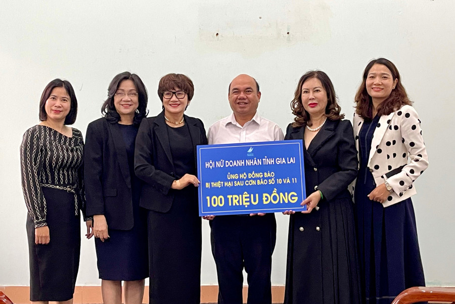 Hội Nữ doanh nhân tỉnh Gia Lai ủng hộ 100 triệu đồng cho đồng bào bị thiệt hại do cơn bão số 10 và 11. Ảnh: Vũ Thảo hoi-nu-doanh-nhan-tinh-gia-lai-ung-ho-100-trieu-dong-cho-dong-bao-bi-thiet-hai-sau-con-bao-so-10-va-11-anh-vu-thao.jpg