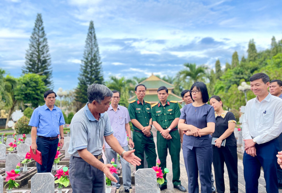 Đoàn công tác kiểm tra tại Nghĩa trang Liệt sĩ Chư Prông-nơi sẽ diễn ra lễ truy điệu và an táng các liệt sĩ. Ảnh: Vũ Thảo 2.jpg