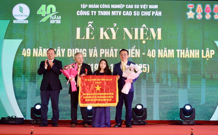 Phó Chủ tịch UBND tỉnh Dương Mah Tiệp (bìa trái) tặng cờ thi đua của UBND tỉnh cho Công ty TNHH một thành viên Cao su Chư Păh. Ảnh: Vũ Thảo 3.jpg