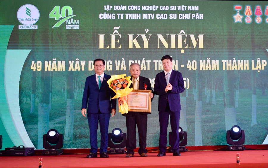 Trao bằng khen của Thủ tướng Chính phủ cho cá nhân có thành tích xuất sắc trong công tác giai đoạn 2019-2023, góp phần vào sự nghiệp xây dựng chủ nghĩa xã hội và bảo vệ Tổ quốc. Ảnh: Vũ Thảo 4.jpg