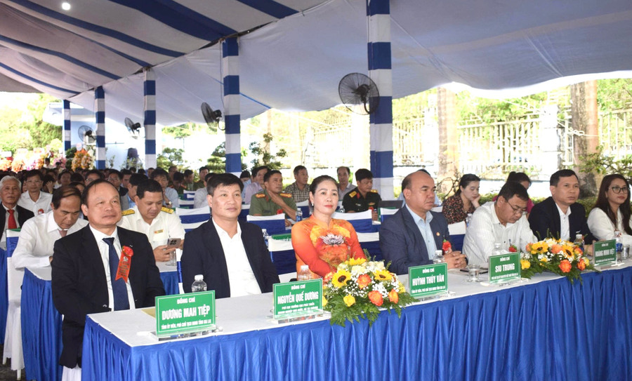 Các đồng chí lãnh đạo tỉnh tham dự lễ kỷ niệm. Ảnh: Vũ Thảo 1.jpg