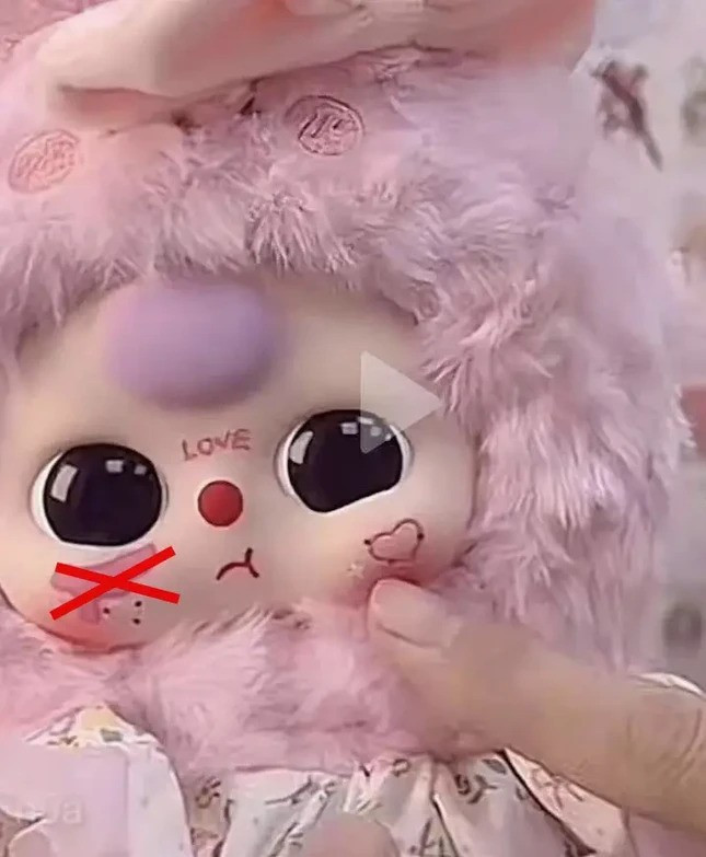 Họa tiết vẽ trên mặt búp bê Baby Three gây tranh cãi. Ảnh nguồn Tienphong.vn screen-shot-2025-03-05-at-232928-54-2888png.jpg