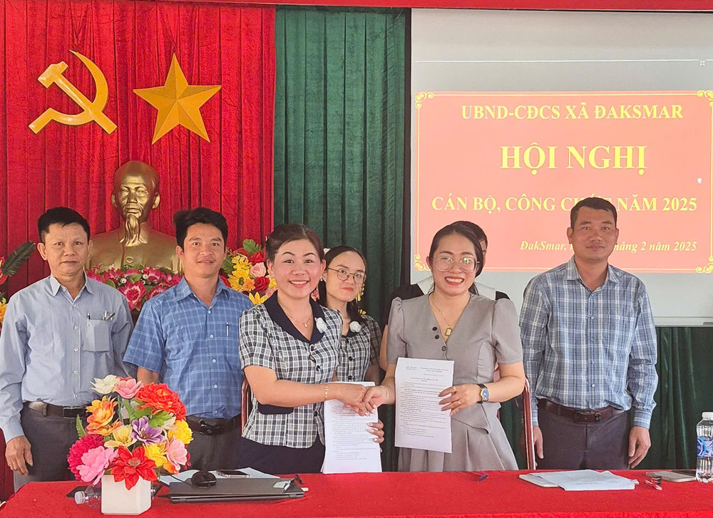 Chị Trương Thị Hạnh Nhân (bìa trái hàng thứ nhất) có 19 năm gắn bó với xã Đak Smar, huyện Kbang. Ảnh: NVCC z6385337812501-0f853f3ffa7536e0fd28b94f91cf681c.jpg