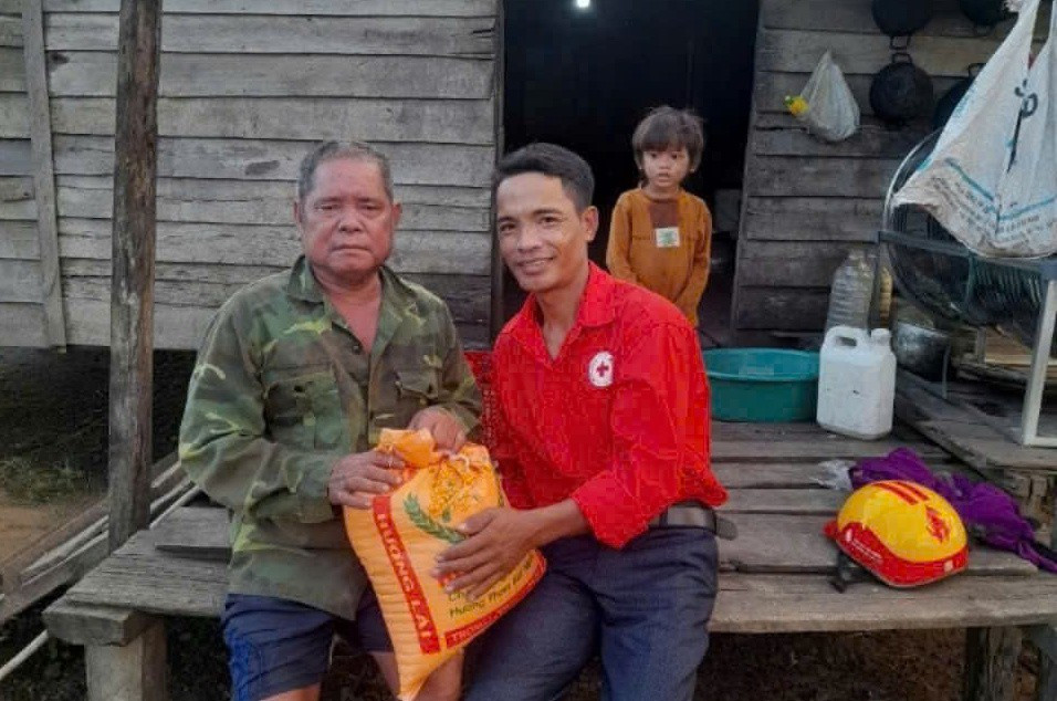 Cán bộ Hội Chữ thập đỏ huyện Kông Chro tặng gạo cho người dân. Ảnh: H.N tang-qua-cho-nguoi-khuyet-tat-kho-khan-xa-dak-ko-ninh-huyen-kong-chro.jpg
