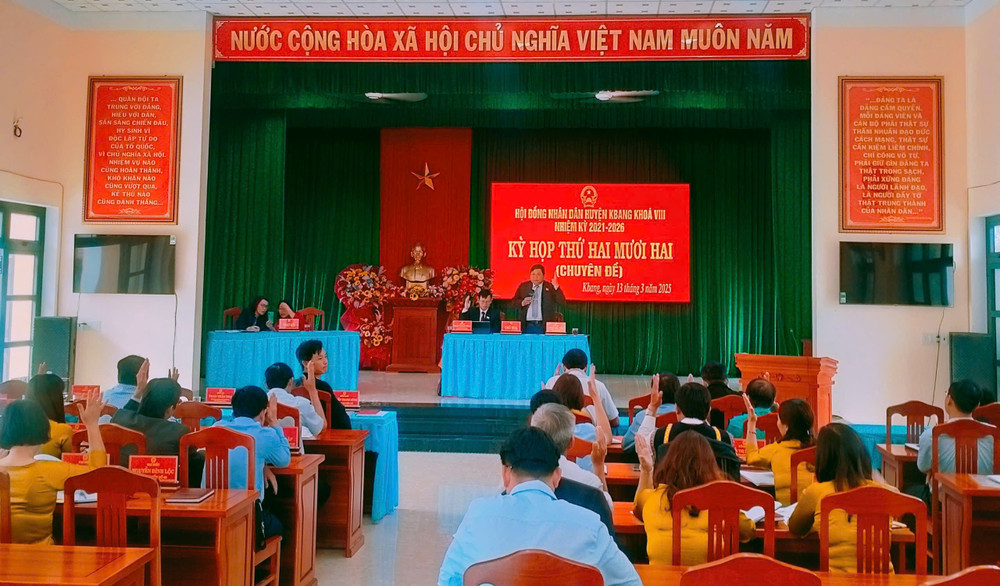 Các đại biểu HĐND huyện Kbang biểu quyết thông qua các nghị quyết tại kỳ họp. Ảnh: Hồng Hạnh cac-dai-bieu-bieu-quyet-thong-qua-cac-dt-nq-trinh-tai-ky-hop.jpg