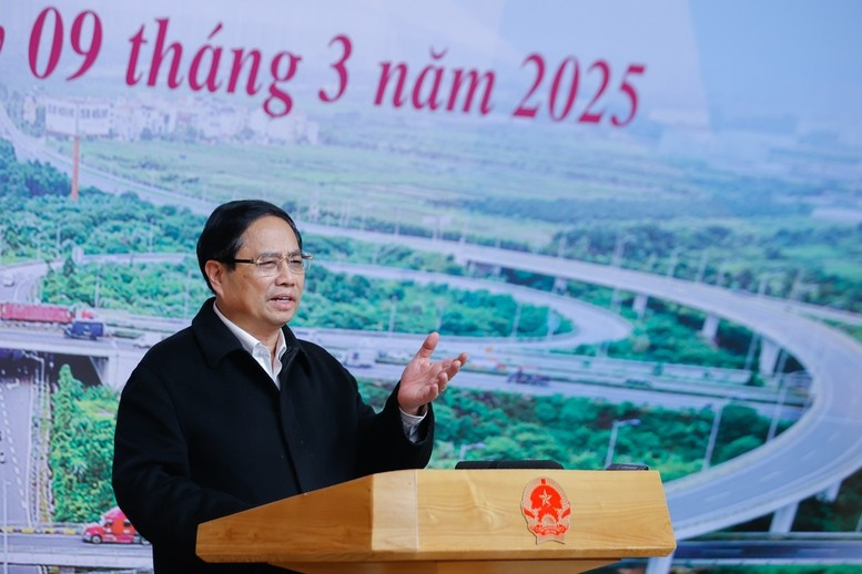Thủ tướng Phạm Minh Chính nêu rõ, trong năm 2025, phải hoàn thành mục tiêu cả nước có ít nhất 3.000 km cao tốc và 1.000 km đường ven biển, cơ bản thông tuyến cao tốc từ Cao Bằng qua Lạng Sơn tới Cà Mau - Ảnh: VGP/Nhật Bắc img9277-1741507707588428732334.jpg
