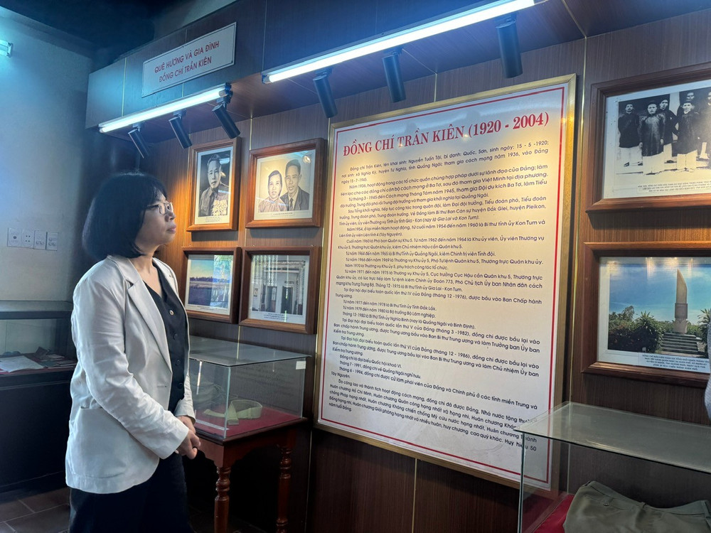 Phó Chủ tịch UBND tỉnh Nguyễn Thị Thanh Lịch tưởng nhớ đồng chí Trần Kiên (Nguyễn Tấn Tài)-nguyên Bí thư Tỉnh ủy Gia Lai. Ảnh: Đoàn Minh z6404511835561-124d0063a8cc20265b2818116bdb299a.jpg