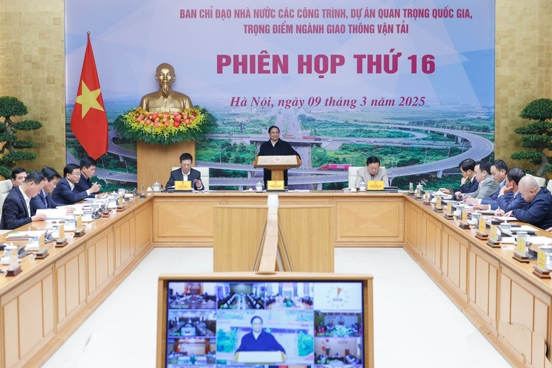Thủ tướng Phạm Minh Chính, Trưởng Ban Chỉ đạo Nhà nước các công trình, dự án quan trọng quốc gia, trọng điểm ngành giao thông vận tải chủ trì họp phiên thứ 16 của Ban Chỉ đạo. Ảnh: VGP/Nhật Bắc img9278-17415077073401843056923.jpg
