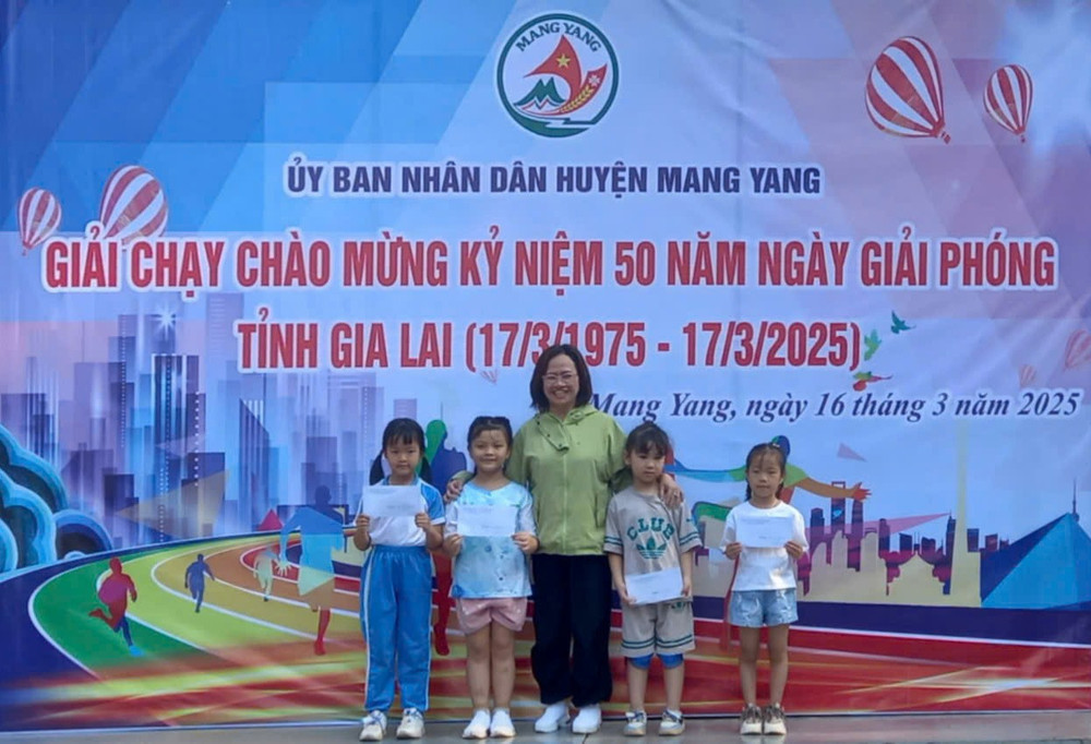 Ban tổ chức Giải chạy chào mừng kỷ niệm 50 năm Ngày Giải phóng tỉnh Gia Lai trao giải cho các vận động viên nhỏ tuổi nhất. Ảnh: Khánh Phong ban-to-chuc-trao-giai-cho-cac-vdv-nho-tuoi-nhat.jpg