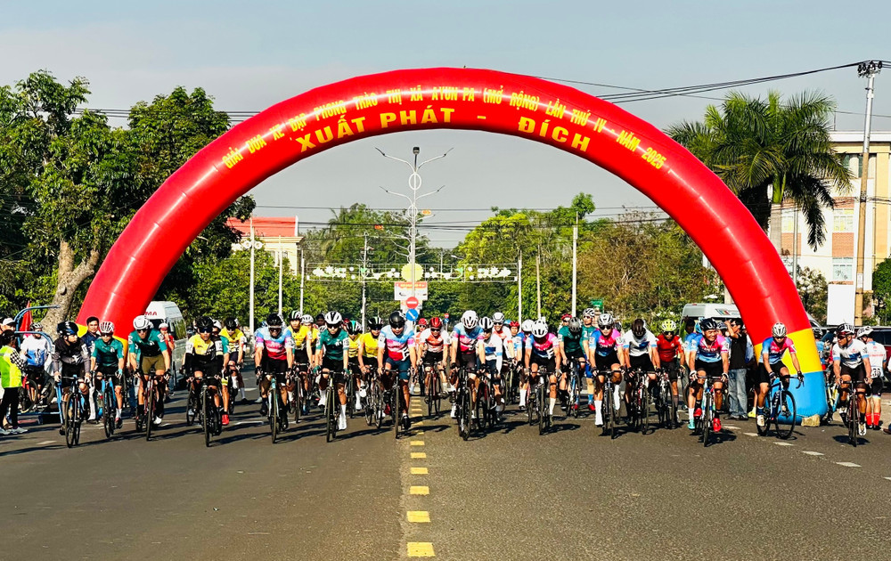 Giải đua xe đạp thị xã Ayun Pa thu hút đông đảo vận động viên tham gia. Ảnh: Nguyễn Sang 36-cua-ro-o-noi-dung-nam-nhom-tre-tuoi-tu-18-den-39-xuat-phat-tai-giai-dua-xe-dap-phong-trao-thi-xa-ayun-pa-lan-thu-iv-nam-2025.jpg