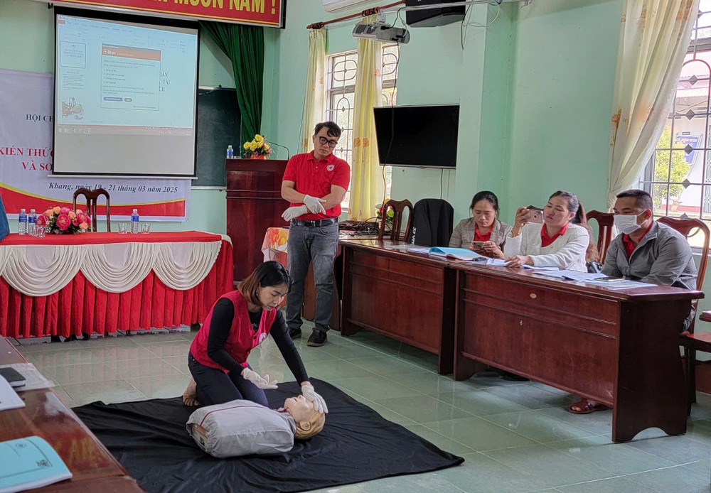 Các tình nguyện viên thực hành kỹ năng sơ cứu tại lớp tập huấn. Ảnh: Hồng Ngọc thuc-hanh-ky-nang-so-cap-cuu-tai-nan-giao-thong-cho-doi-ngu-tinh-nguyen-vien-chu-thap-do-tren-dia-ban-huyen-kbang.jpg