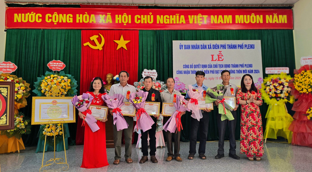 Chủ tịch UBND xã Diên Phú tặng giấy khen cho 6 cá nhân có thành tích trong phong trào thi đua “Chung sức xây dựng nông thôn mới” giai đoạn 2021-2025. Ảnh : Bá Bính anh-5.jpg
