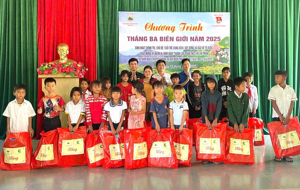 Bộ Chỉ huy Bộ đội Biên tỉnh, Huyện Đoàn Chư Prông và Câu lạc bộ “Con đường xanh” trao quà cho các em học sinh có hoàn cảnh khó khăn. Ảnh: Hà Đức Thành tang-20-phan-qua-cho-cac-em-hoc-sinh-co-hoan-canh-kho-khan-tren-dia-ban-xa-ia-mo.jpg