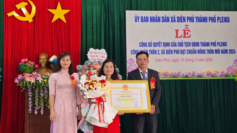 Lãnh đạo UBND TP. Pleiku trao quyết định công nhận thôn 2, xã Diên Phú đạt chuẩn nông thôn mới năm 2024. Ảnh: Bá Bính anh-3.jpg