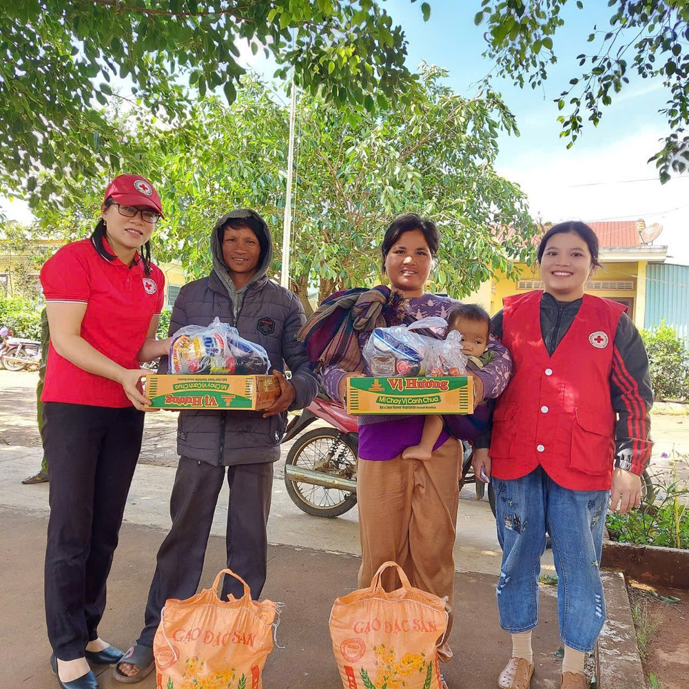 Đoàn công tác tặng quà cho người dân xã Trang (huyện Đak Đoa). Ảnh: H.N z6391573554163-1c5274388ad8fd55f4fdd957385d0c22.jpg