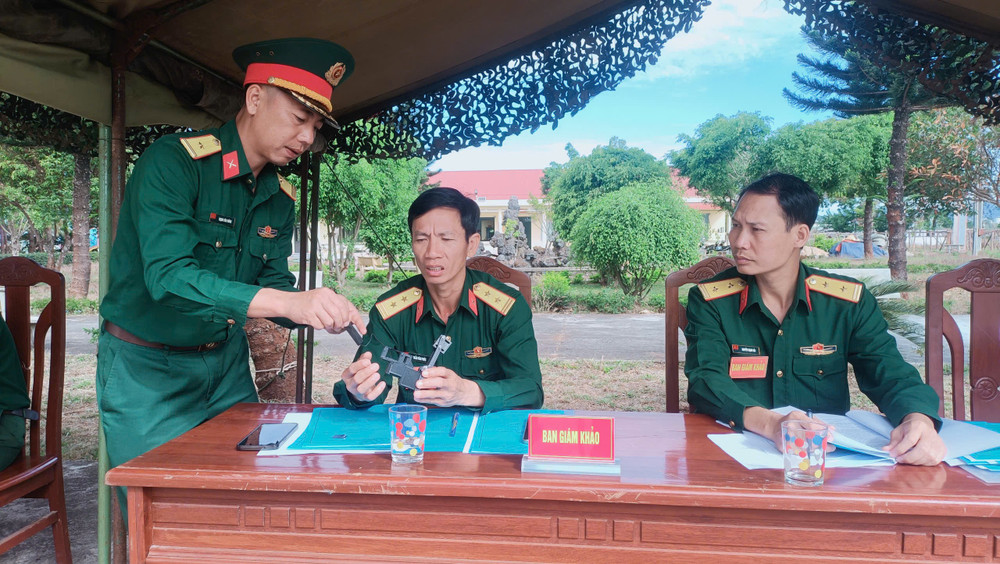 Ban Giám khảo chấm điểm cho các sáng kiến tham gia tại hội thi. Ảnh: Huy Bắc anh-3.jpg