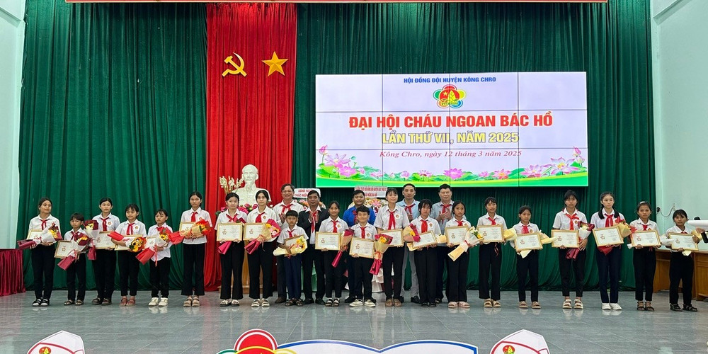 Các đội viên đạt danh hiệu Cháu ngoan Bác Hồ được tuyên dương tại đại hội. Ảnh: Thúy Ngọ z6399840985403-bf172f55d8198bb45c94f823a8b3e5d6.jpg