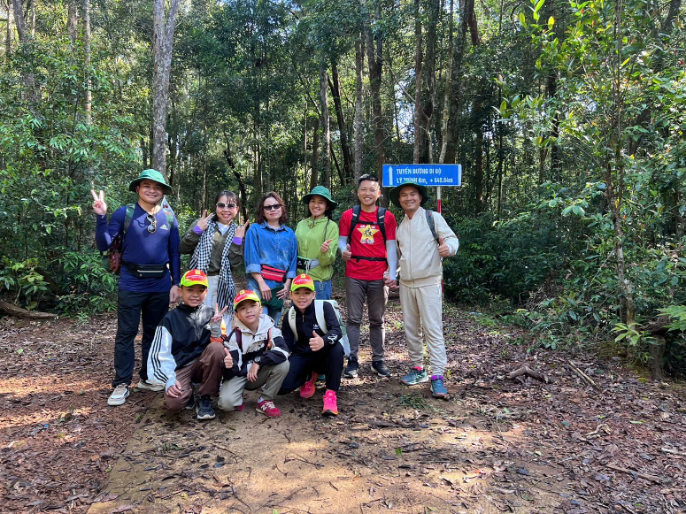Chuẩn bị hành trình trekking xuyên rừng. Ảnh: Lâm Đại Ngàn picture1.png