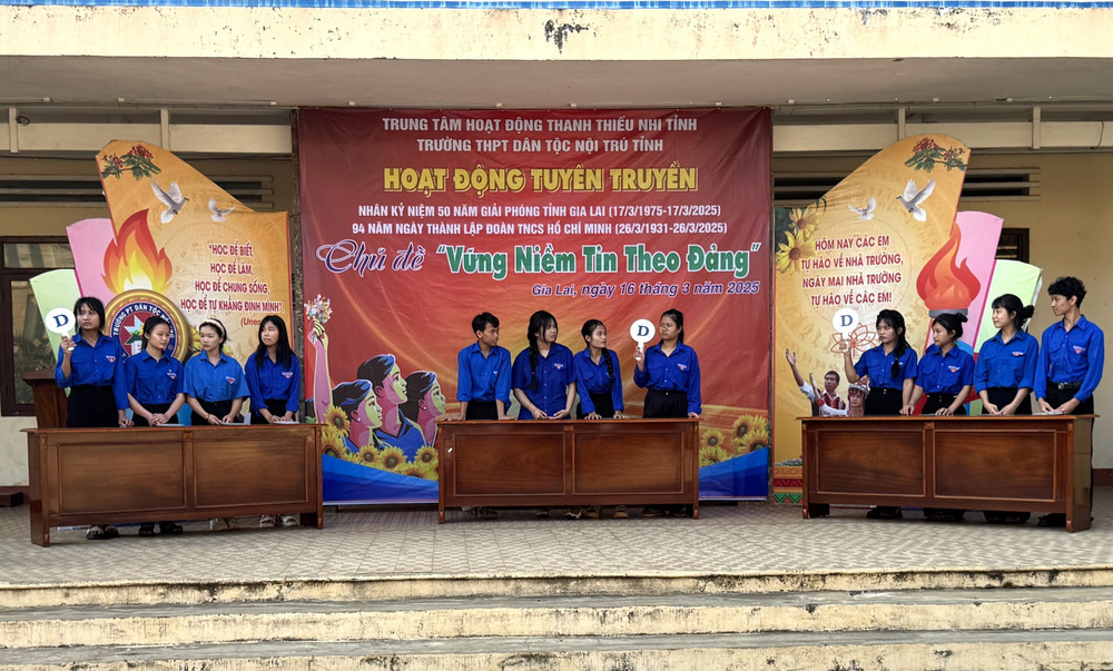 Các đội tham gia thi tìm hiểu kiến thức lịch sử tại chương trình. Ảnh: Hà Đức Thành cac-doi-choi-thi-tra-loi-trac-nghiem-tim-hieu-ve-lich-su-50-nam-giai-phong-tinh-gia-lai-173.jpg