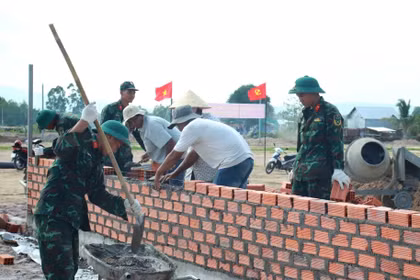 Thần tốc dựng nhà, đưa dân vùng lũ an cư trước mùa mưa bão