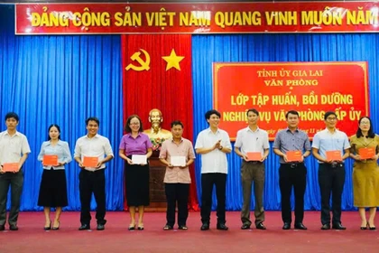 Văn phòng Tỉnh ủy thường xuyên tổ chức các lớp tập huấn, bồi dưỡng nghiệp vụ cho cán bộ, công chức văn phòng cấp ủy. Ảnh: Đ.V