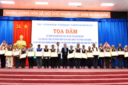 Tiếp sức người có uy tín ở buôn làng