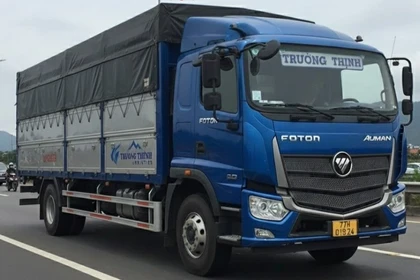 Nhiều doanh nghiệp vận tải đã đồng lòng, chung tay hỗ trợ vận chuyển hàng cứu trợ miễn phí đến các địa phương chịu thiệt hại nặng nề nhất của phía Đông tỉnh.