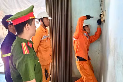 Trao thiết bị phòng cháy chữa cháy cho 32 hộ dân có hoàn cảnh khó khăn. 