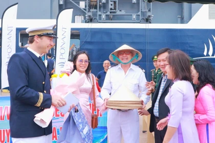 Tàu du lịch cao cấp Le Jacques Cartier đưa 120 du khách quốc tế cập Cảng Quy Nhơn và di chuyển đến tham quan các địa danh nổi tiếng tại tỉnh Gia Lai.