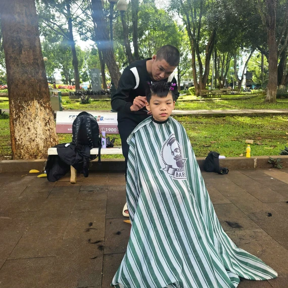 Điểm "Cắt tóc 0 đồng" tại khu vực công viên Nguyễn Viết Xuân. Ảnh: R'Ô HOK