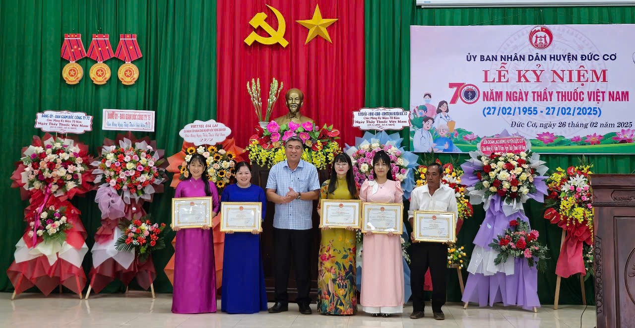 Chairman of Duc Co District People's Committee Vu Manh Dinh presented certificates of merit to individuals and collectives with outstanding achievements in protecting and taking care of people's health. Photo: Thanh Tinh z6354478755736-1ca0d1876cebccbe613677f82bd353bd.jpg