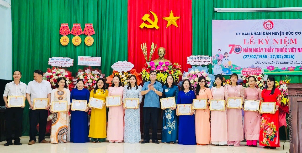 Comrade Pham Van Cuong - Secretary of Duc Co District Party Committee awarded certificates of merit from the Director of Gia Lai Department of Health to individuals with outstanding achievements in the emulation movement. Photo: Thanh Tinh z6355277322168-8f94b09d565acf303bddb5cb3dcff988.jpg