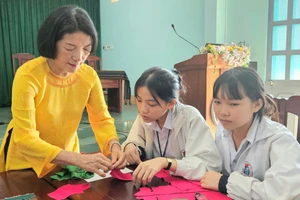 Các em học sinh hào hứng tham gia phần thi thiết kế “Áo dài minisize”. Ảnh: Ngọc Duy