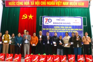 Công ty Thủy điện An Khê-Ka Nak tặng 150 suất quà cho hộ nghèo, người có hoàn cảnh khó khăn ở An Khê. Ảnh: Ngọc Minh