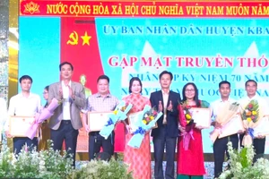 Kbang: Khen thưởng 35 tập thể, cá nhân có thành tích xuất sắc trong ngành y tế. Ảnh: Hồng Hạnh