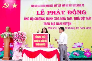 Đak Pơ tiếp nhận hơn 181 triệu đồng để xóa nhà tạm, nhà dột nát. Ảnh: Lan Anh