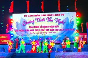 Đak Pơ: Chương trình văn nghệ chào mừng kỷ niệm 50 năm Ngày giải phóng miền Nam. Ảnh: Tuyết Mai