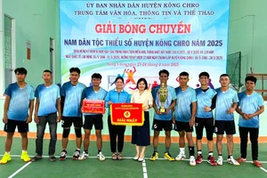 Bế mạc Giải bóng chuyền nam dân tộc thiểu số huyện Kông Chro. Ảnh: Thúy Ngọ