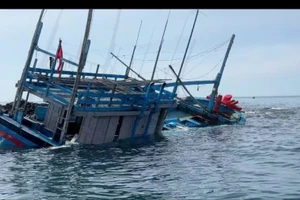  Cứu 5 thuyền viên gặp nạn ở vùng biển xã Ô Loan 
