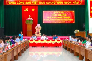 Bí thư Thị ủy An Khê Nguyễn Xuân Phước đối thoại với cán bộ, hội viên phụ nữ. Ảnh: Ngọc Minh