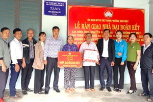 An Khê bàn giao 3 nhà Đại đoàn kết cho hộ nghèo, cận nghèo. Ảnh: Ngọc Minh