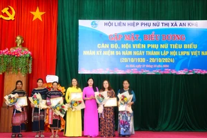 An Khê: Biểu dương 22 tập thể, cá nhân tiêu biểu trong phong trào phụ nữ. Ảnh: Ngọc Minh